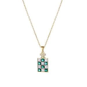 Collier flacon de parfum doré orné de cristaux verts et clairs sur une chaîne en or