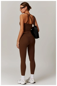 Vue arrière de l'ensemble de yoga marron avec brassière croisée et legging taille haute