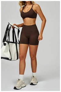 Détail de l'ensemble de yoga sans couture côtelé marron foncé avec short assorti