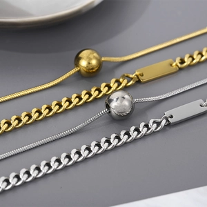 Détails de chaînes superposées en acier titane or et argent avec pendentifs carrés