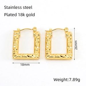 Detail of 18k gold plated stainless steel square earrings with dimensions and weight
