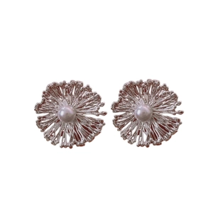 Elegante Vintage Blumenohrringe mit weißer Perle und silberner Blütenblatt-Textur