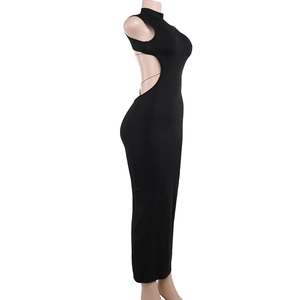 Detailansicht des eleganten Rückenausschnitts an diesem schmal geschnittenen schwarzen Kleid