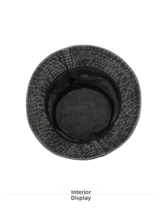 Vista interna di un cappello alla pescatora in cotone grigio scuro con fascia tergisudore nera