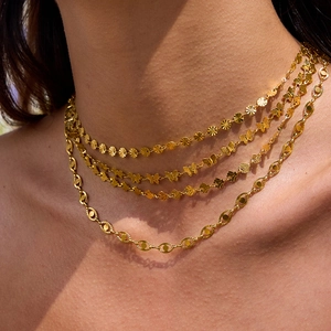 Collier multicouche en acier inoxydable doré avec pendentif papillon sur mannequin