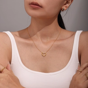 Set collana e anello con cuore a doppio strato in oro e zirconi indossato da una modella