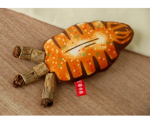 Détail d'un jouet pour chat en forme de calmar grillé avec des bâtons de matatabi naturels