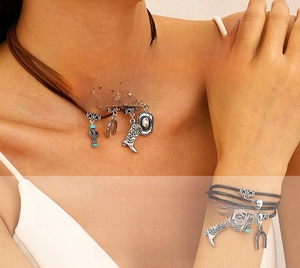 Parure de bijoux western avec breloques cactus, bottes et chapeau en argent vieilli