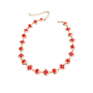 Collier vintage doré avec pendentifs trèfles rouges et breloques de fleurs serties