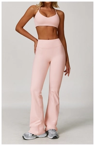 Détail du pantalon de yoga évasé taille haute rose et soutien-gorge de sport col V