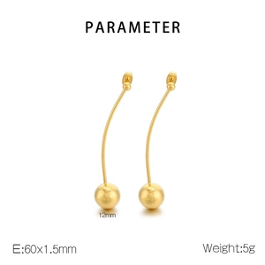 Détail de boucles d'oreilles longues dorées avec perle de 12mm et dimensions précises