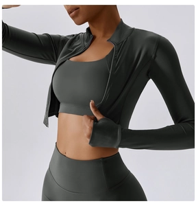 Gros plan sur les passe-pouces pratiques de la veste de sport grise pour femmes