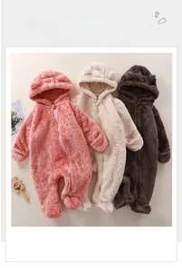 Detailansicht der Plüsch-Baby-Einteiler in drei Farben mit Bärenohren und Reißverschlüssen