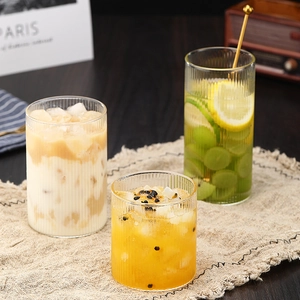 Tres vasos de vidrio de borosilicato resistentes al calor con diseño de rayas verticales