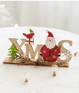 Détail d'un ornement de table XMAS en bois avec Père Noël et petit sapin festif