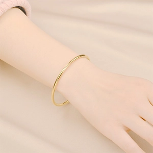 Detailaufnahme eines minimalistischen 18k vergoldeten Titanstahl-Armreif