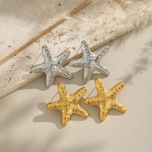 Pendientes de estrella de mar en oro y plata con textura metálica de estilo vintage