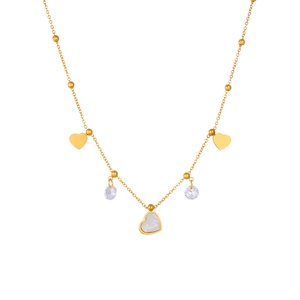 Dettaglio collana dorata con cuori in madreperla bianca e ciondoli in zirconia cubica
