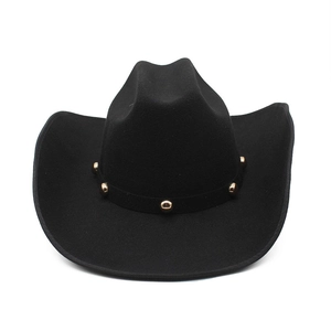 Chapeau de cowboy en feutre noir avec clous dorés sur le ruban et large bord incurvé