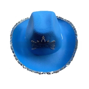 Dettaglio cappello da cowboy blu con corona di strass e tesa decorata con paillettes