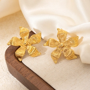 Vintage golden 5-petal floral earrings in stainless steel with textured radial petals