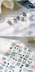 Détails de stickers nail art chien cartoon avec motifs de pattes et grille bleue mignonne