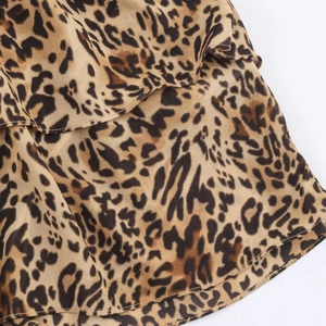Dettaglio macro del tessuto leopardato a strati su un abito alla moda con stampa animalier