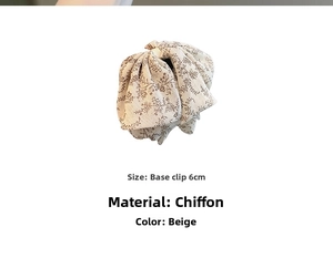 Détail de la pince à cheveux en mousseline fleurie beige de 6 cm au style élégant