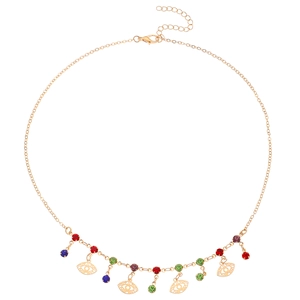 Détail du collier double couche doré avec strass colorés et pendentifs œil maléfique