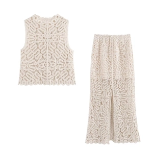 Ensemble deux pièces en maille crochet beige avec crop top sans manches et jupe longue