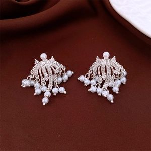 Macro di orecchini a ventaglio in argento con strass scintillanti e nappe di perle