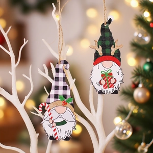 Pendentifs gnomes de Noël en bois avec motifs à carreaux rouge et vert sur le sapin