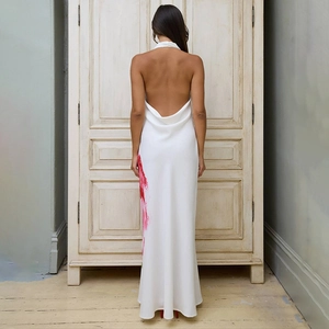 Robe longue blanche dos nu élégante avec imprimé floral rose et coupe longue fluide
