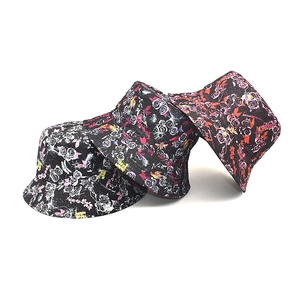 Trois bobs assortis avec motifs floraux et graffitis pour la protection solaire en extérieur