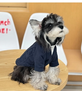 Dettaglio felpa blu navy per animali con maniche raglan e colletto interno bianco per cani