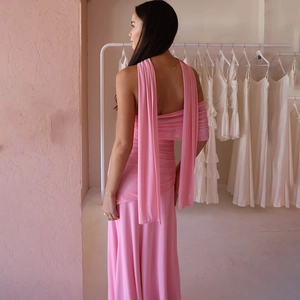 Vue détaillée du dos de la robe rose à une épaule avec plis et longs rubans élégants