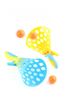 Dettaglio dei manici di lancio e palline per il gioco di lancio all'aperto per bambini