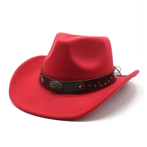 Détail du chapeau de cowboy en feutre rouge avec ceinture en cuir et clous en bronze
