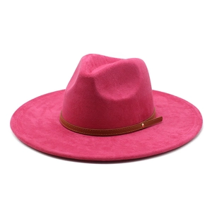 Détail d'un chapeau fedora rose rouge avec bande en similicuir brun et clous dorés