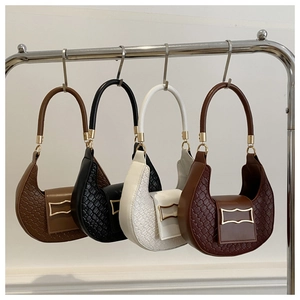 Borse a mezzaluna in pelle intrecciata marrone e bianca con fibbie dorate ondulate