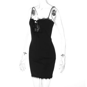 Detail von Spitzenbesatz und Schnür-Ausschnitt an schwarzem engem Camisole-Kleid
