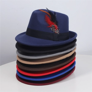 Varietà di cappelli jazz in feltro di lana con nastri e piume in molti colori vivaci
