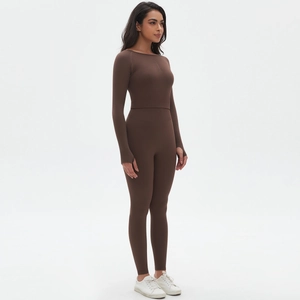 Ensemble de yoga marron sans couture avec haut court à manches longues et legging taille haute