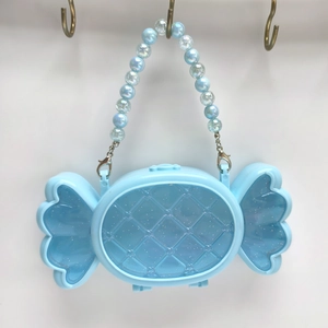 Blauwe handtas in snoepvorm met glitters en handvat van imitatieparels kralen