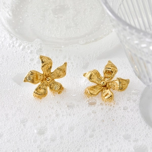 Élégantes boucles d'oreilles fleur dorées avec texture brossée sur acier inoxydable