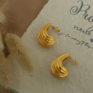 Elegant 18K gold-plated teardrop stud earrings with textured stripe design for women