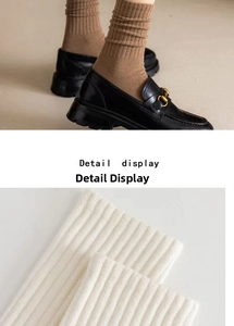 Détail de la texture en maille et des côtes verticales sur chaussettes hautes en coton