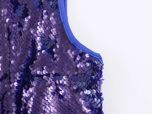 Vista macro di paillettes viola su un abito da sera chic senza maniche e schiena scoperta