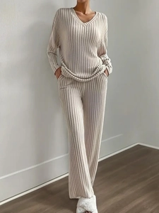 Détail d'un ensemble en maille côtelée avec haut à col en V et pantalon ample beige