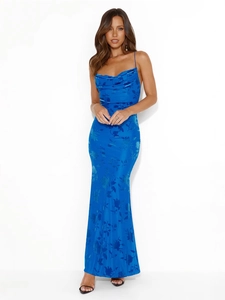 Robe longue moulante en satin bleu élégante avec dos nu et motifs floraux délicats
